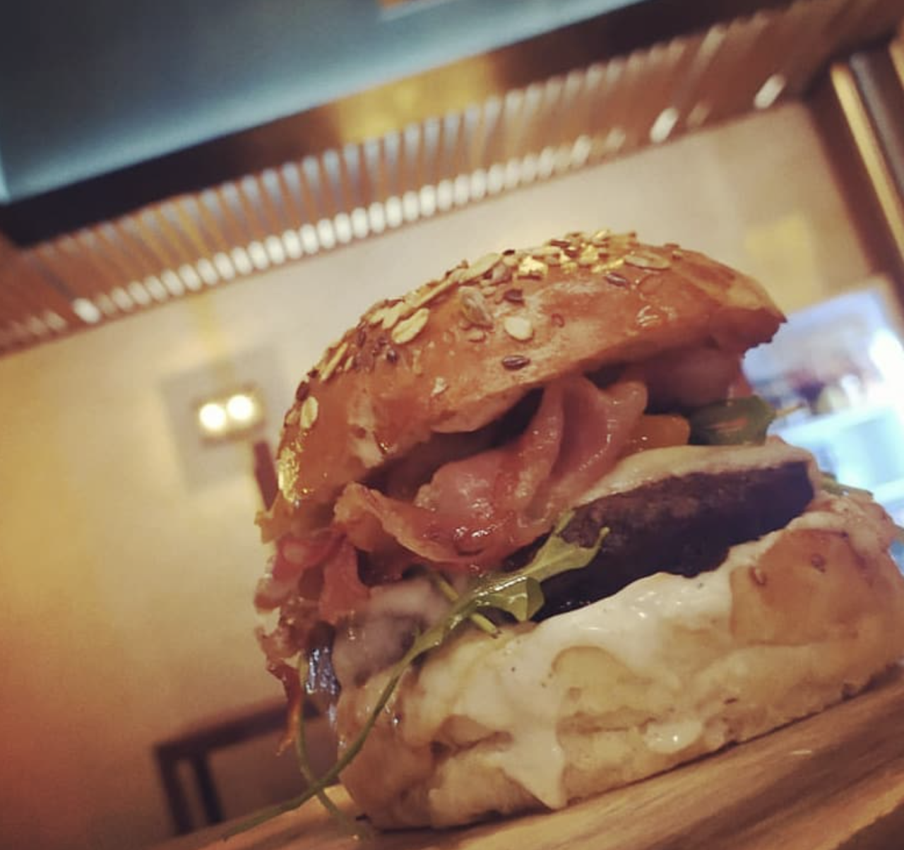 Panino gourmet tagliato a metà, servito da Blend Winery