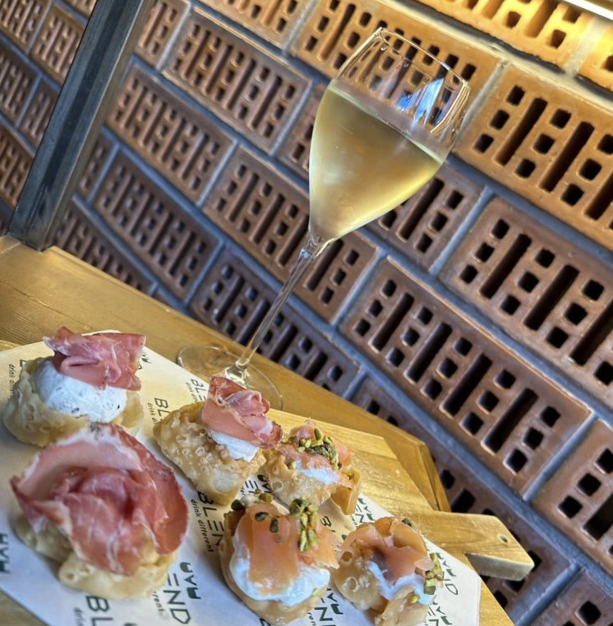 Tavolo dell'aperitivo da Blend Winery